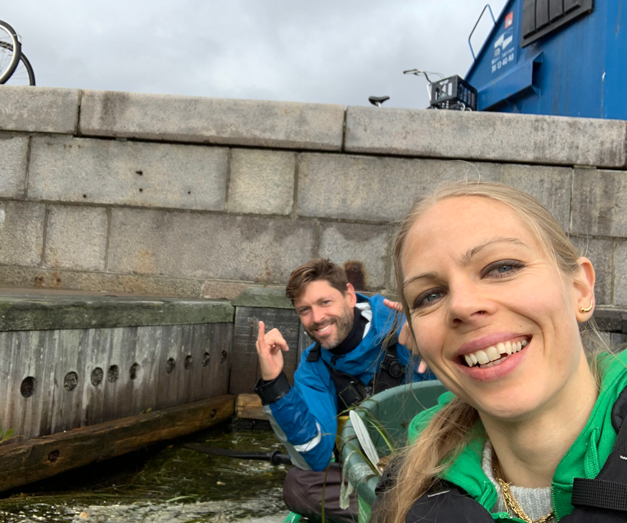 Ida Marie og Tobias fra GreenKayak på affaldsopsamlings-tur i Københavns Havn