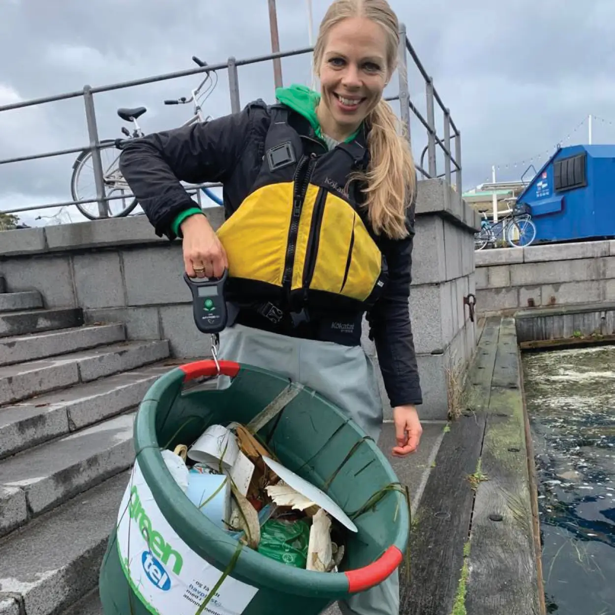 Ida Marie med en fangsten efter 1 times kajaktur i København.