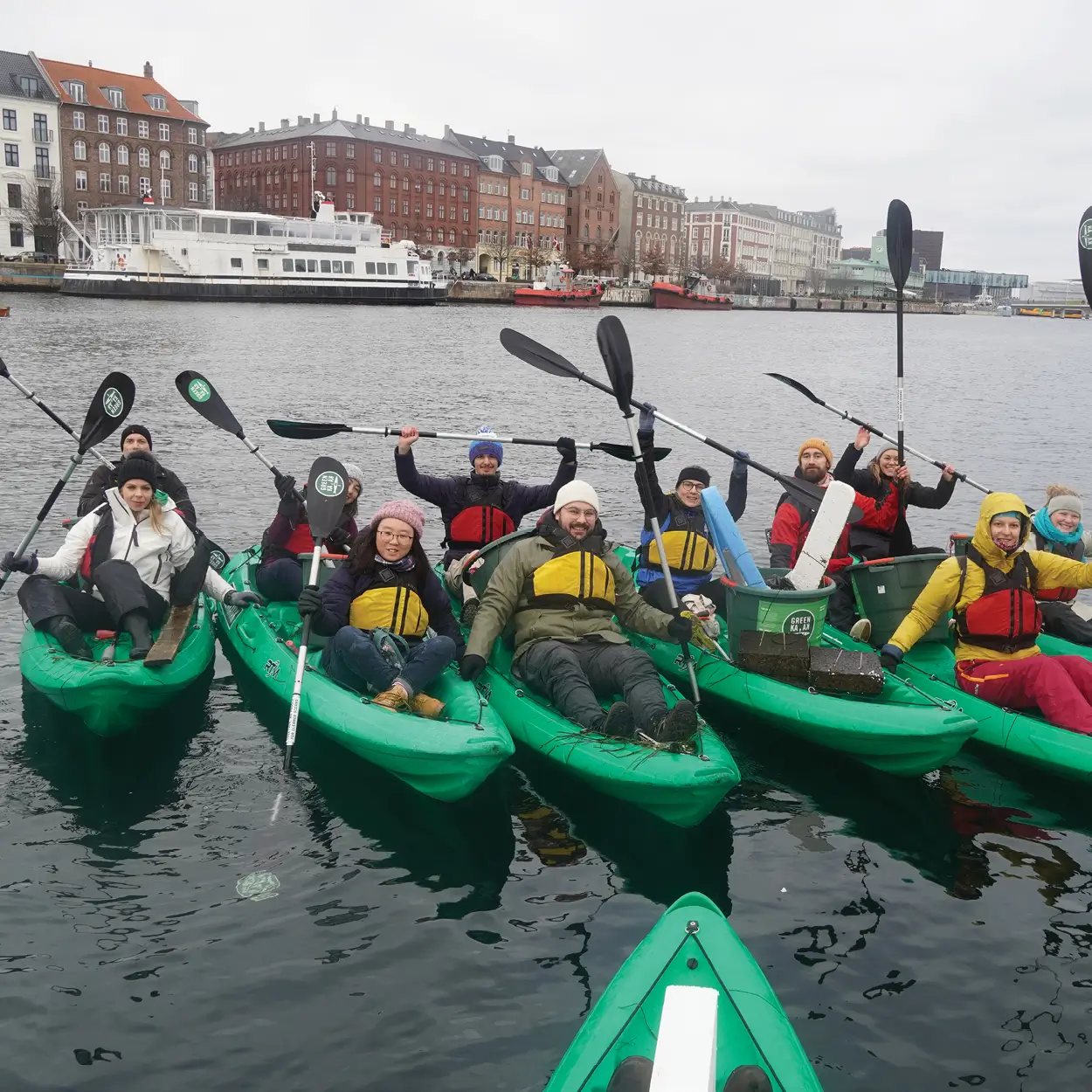 Vinter-kajaktur i Københavns kanaler d. 28. januar 2023. 10 kajakker fik samlet 42 kg hav-affald op!